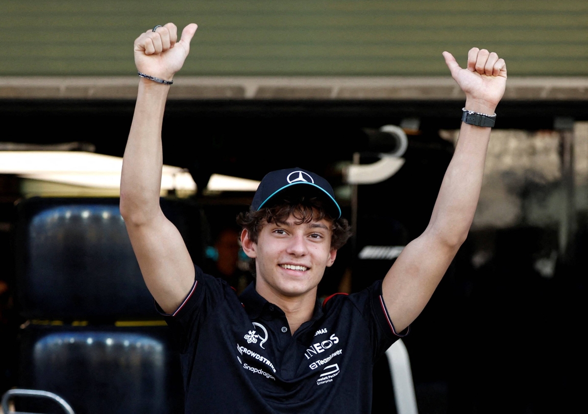 Antonelli, Hamilton's F1 replacement, passes his driving test