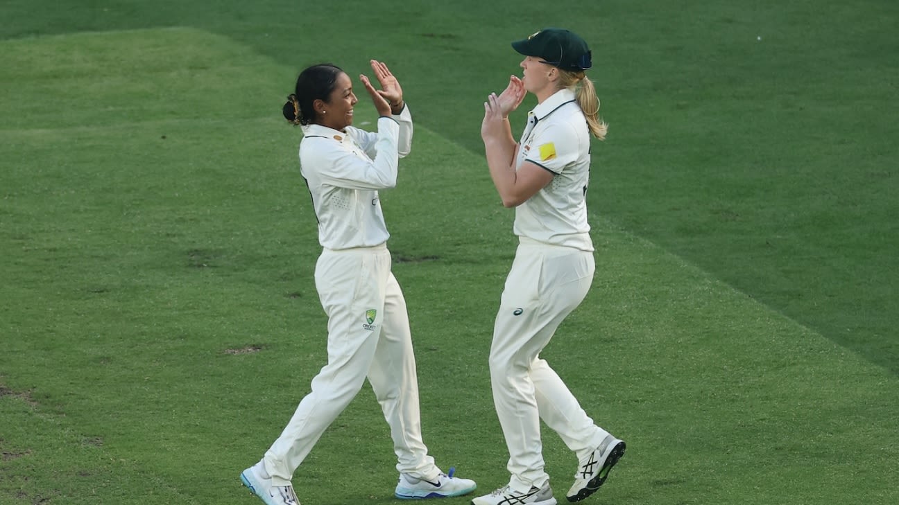 Australia optimistic about Ellyse Perry's fitness after injuring hip