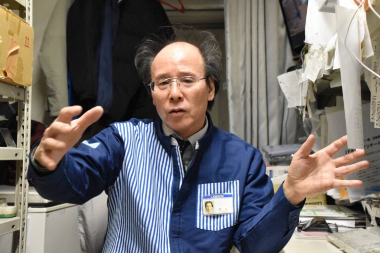 Convenience stores' importance grew after Kobe earthquake, one owner says