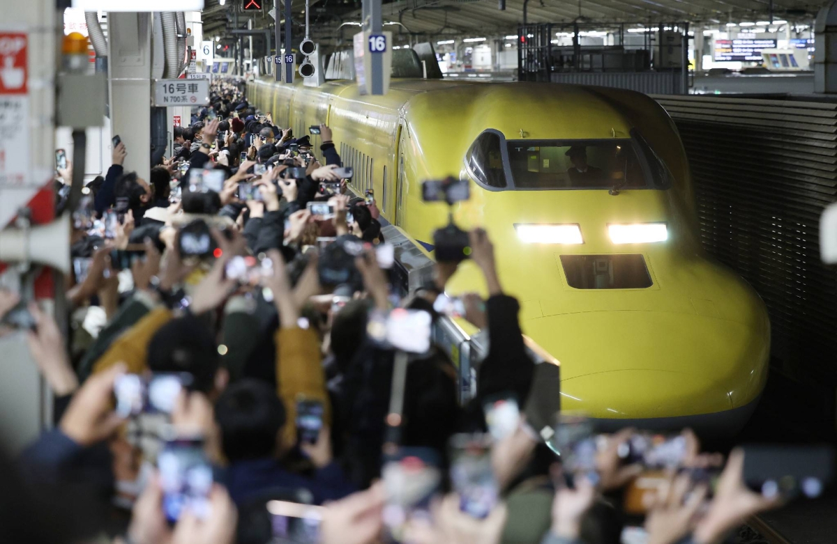 'Doctor Yellow' train completes final shinkansen track inspection