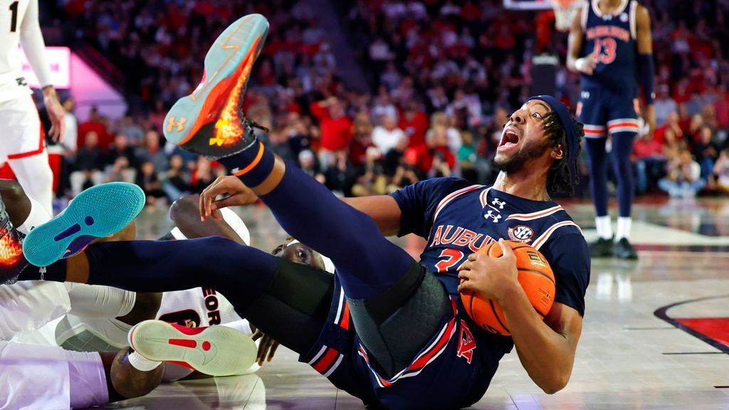 No. 1 Auburn escapes UGA, extends win streak