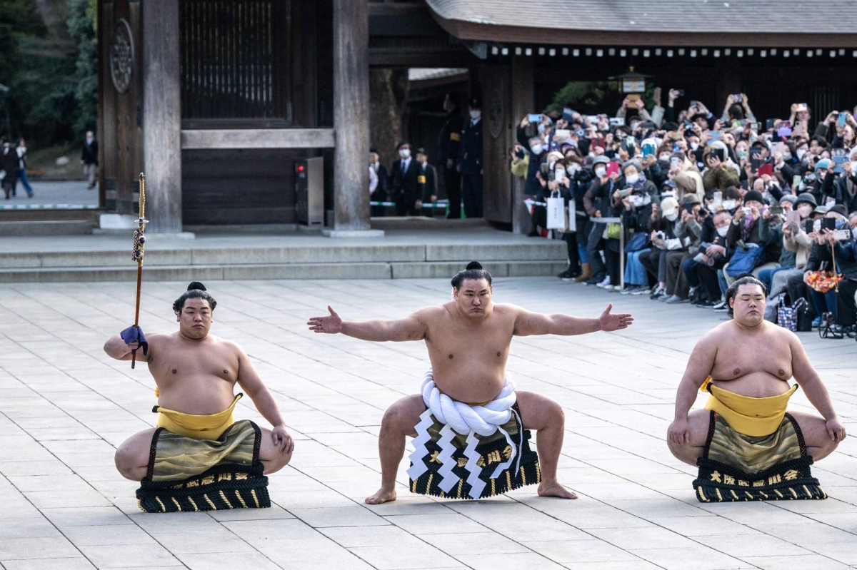 Tokyo crowd welcome sumo's newest grand champion in ancient ceremony