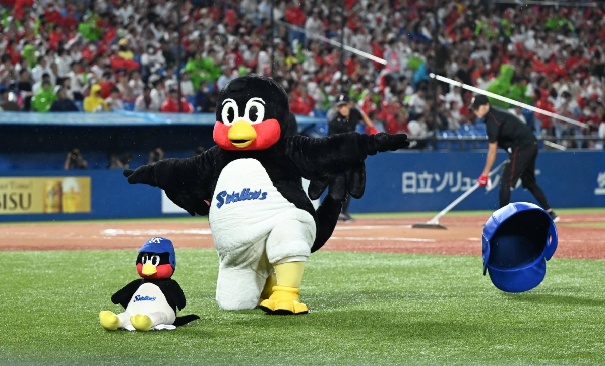 Swallows employee who portrayed popular mascot Tsubakuro dies