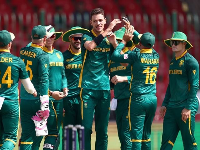 Champions Trophy 2025: England struggles as South Africa’s bowlers dominate | The Express Tribune