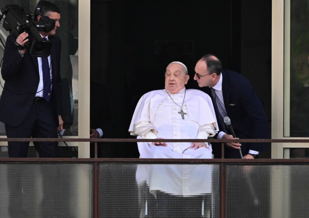 Pope Francis leaves hospital after making first public appearance in five weeks