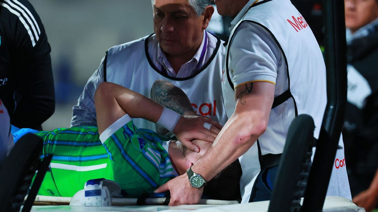 USMNT, Seattle winger Arriola suffers torn ACL