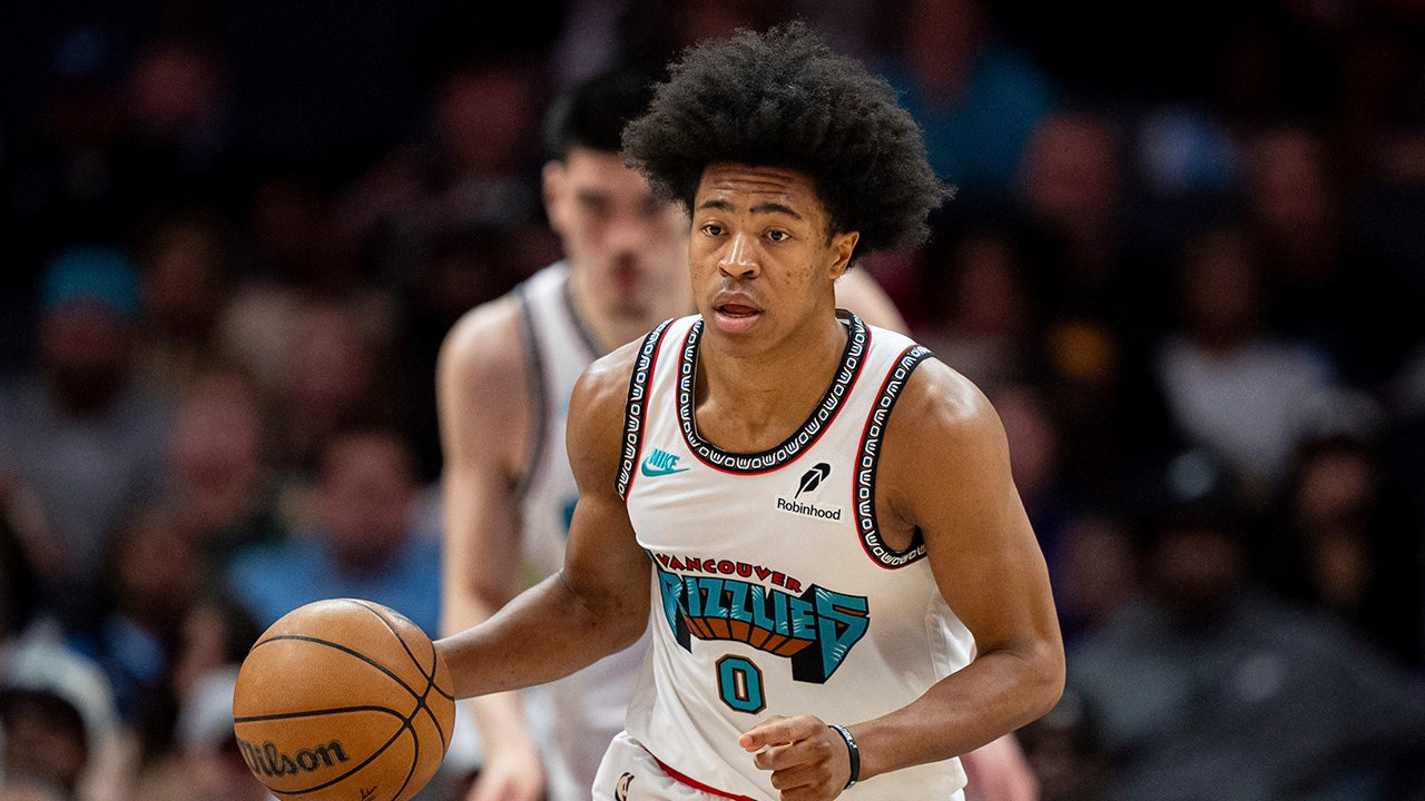 Grizzlies’ Jaylen Wells stretchered off court after falling on head due to hard foul by Hornets player