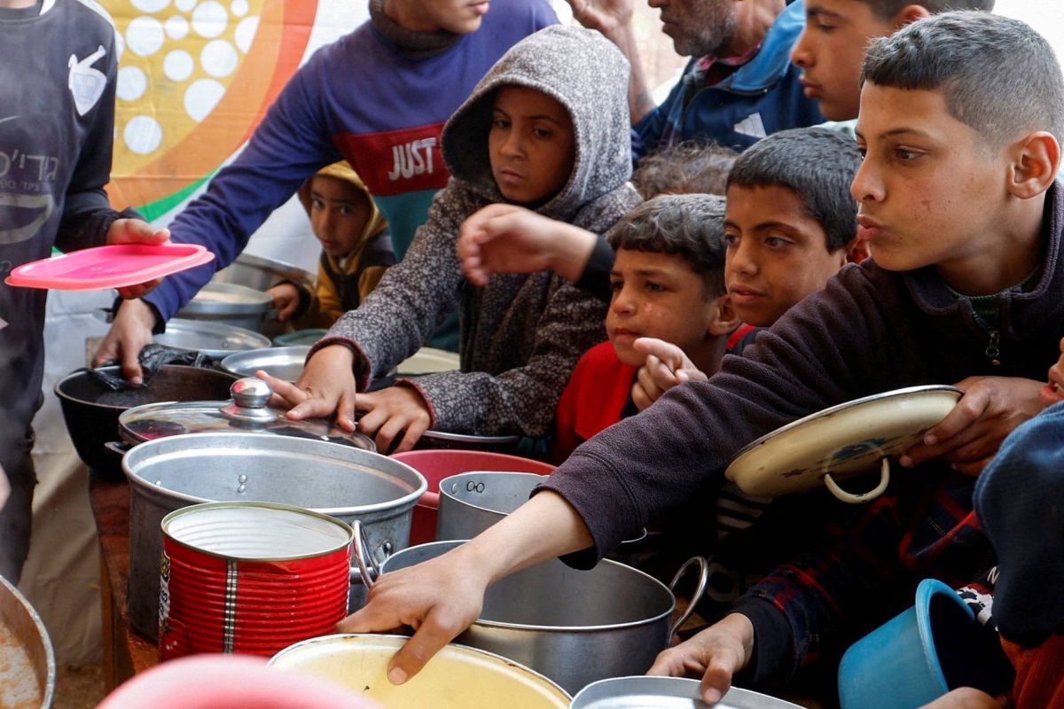 Israel says there's plenty of food in Gaza — U.N. says that's ridiculous