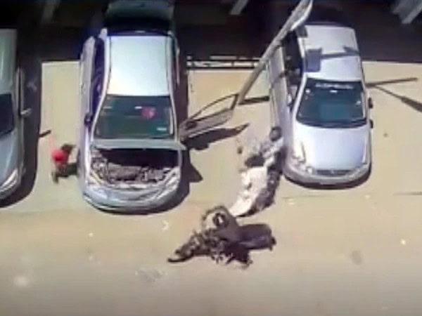 Karachi Robbery Turns Deadly Man Killed In Front Of Child For Resisting
