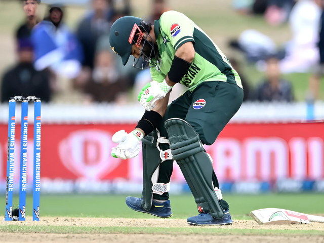 Pak vs Nz Live updates: Pakistan crumbling in 293-run chase against New Zealand | The Express Tribune