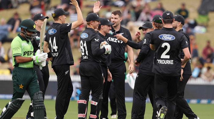 Pakistan in deep trouble while chasing New Zealand’s 293-run target in second ODI