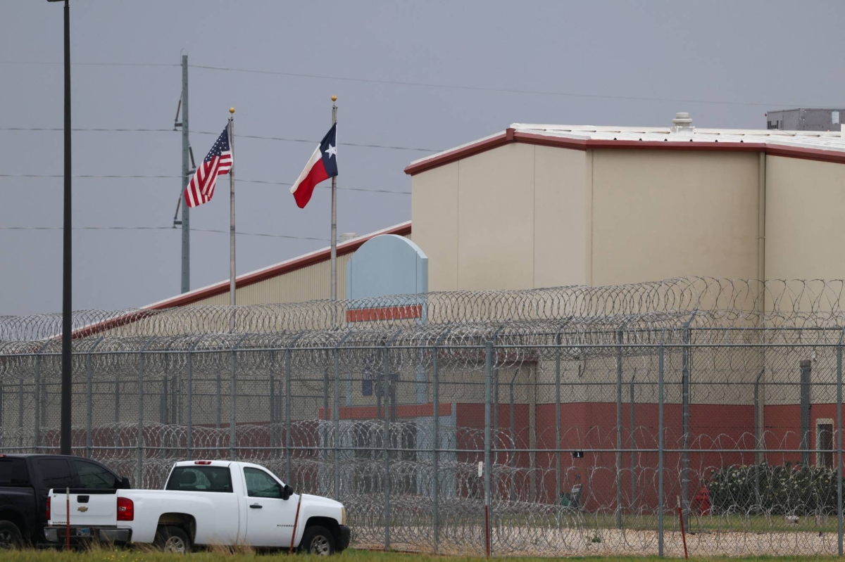 U.S. Supreme Court temporarily blocks deportations of Venezuelan migrants under wartime law