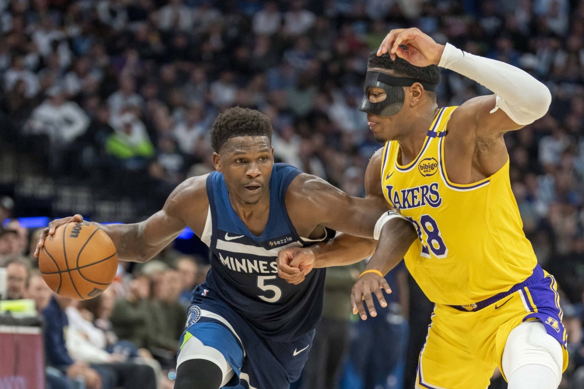 Wolves pull away to beat Lakers and take 2-1 series lead