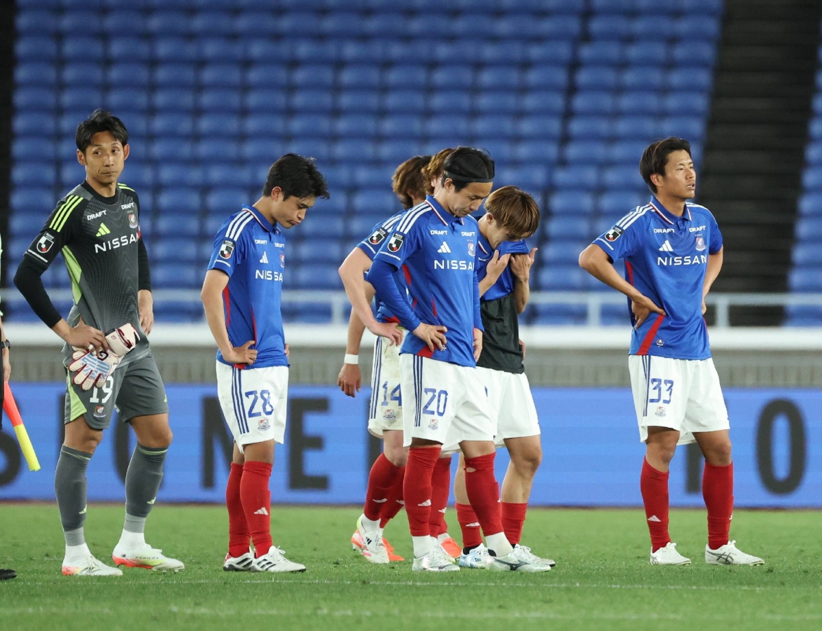 Yokohama F. Marinos fire Steve Holland as loss sends club to relegation zone