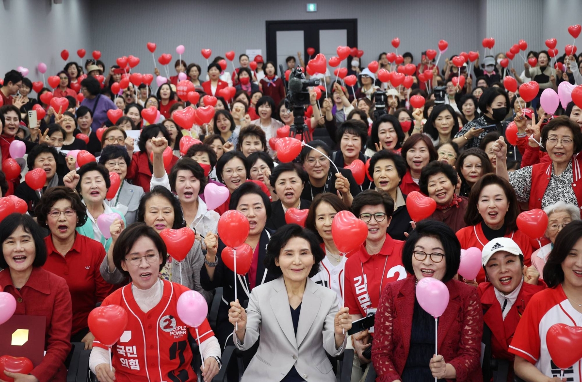 Candidate spouses take center stage in South Korea's heated presidential race