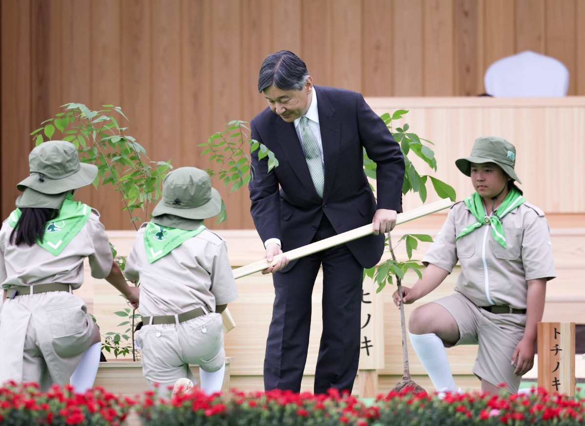 Emperor attends tree-planting festival, calls for nurturing healthy forests