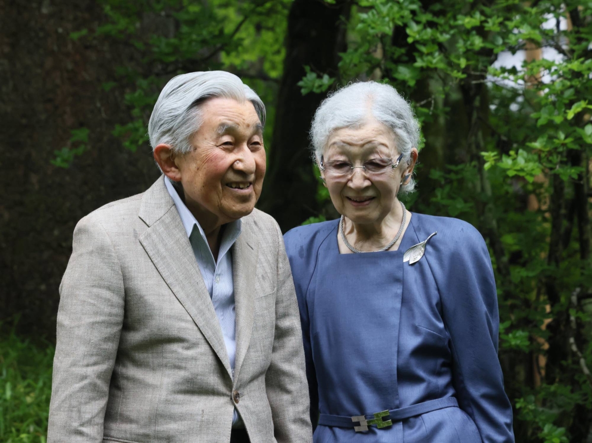 Emperor emeritus is hospitalized for a heart exam