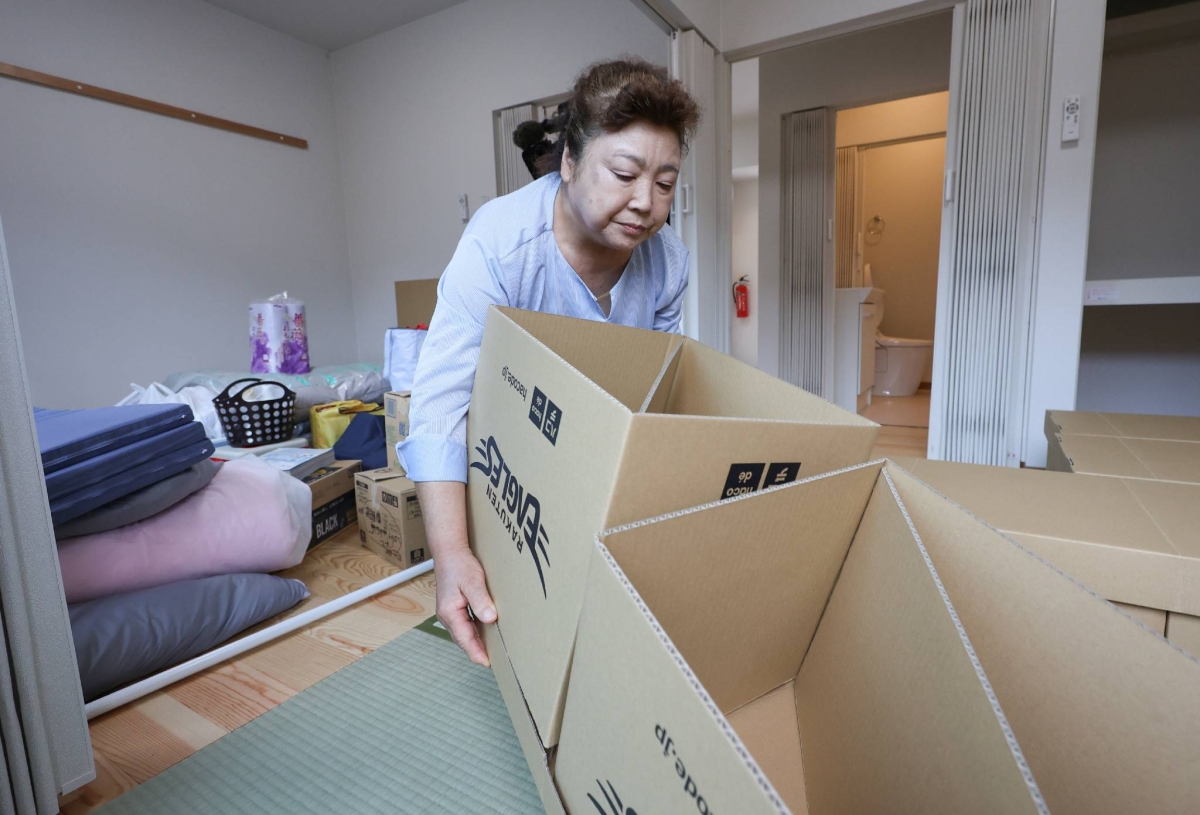 Iwate wildfire victims begin moving into temporary housing