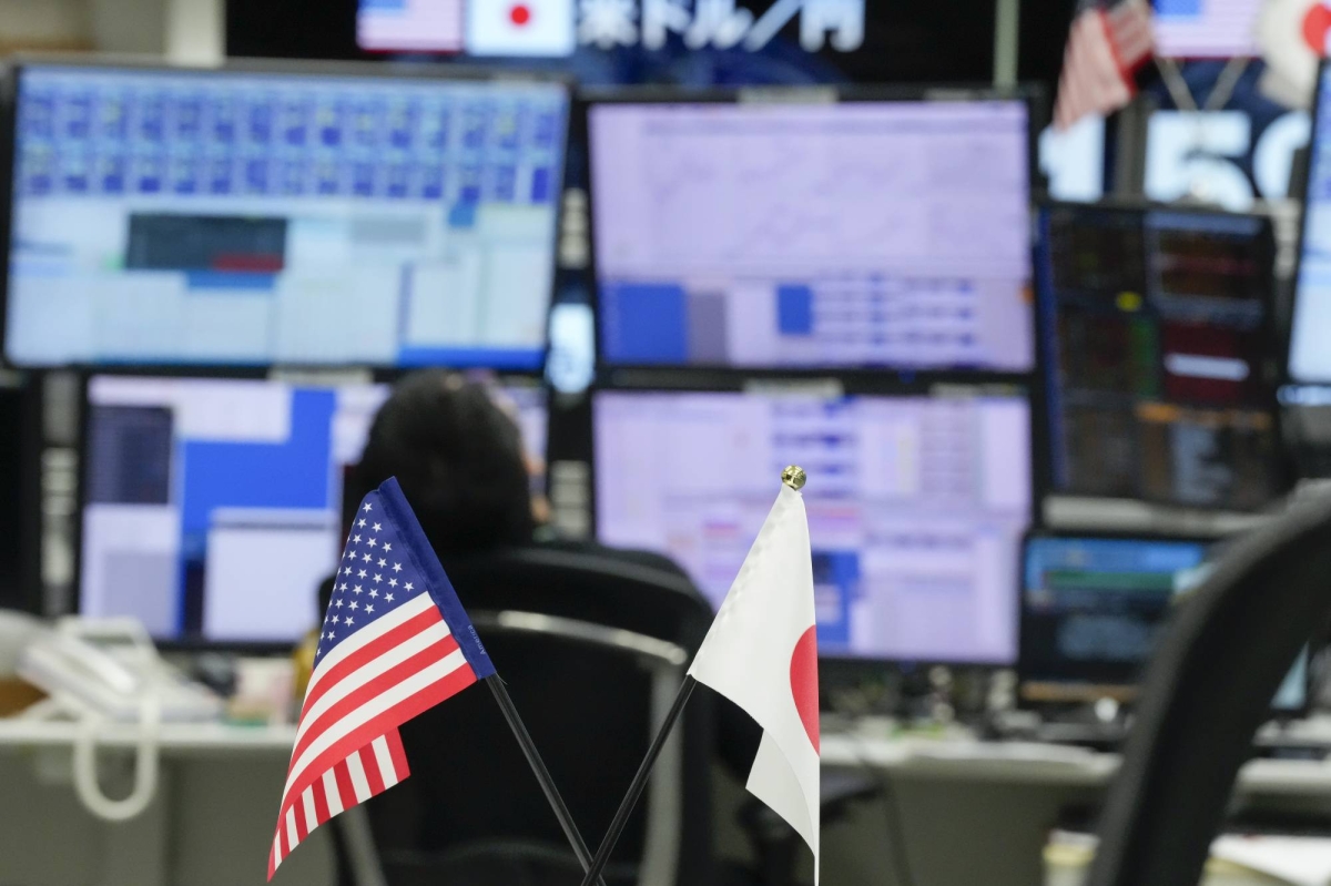 Japanese life insurers cut bullish yen hedges to 14-year low