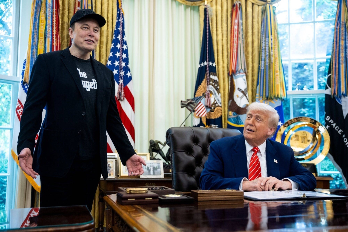 Musk vows to stay Trump's 'friend' in bizarre black-eyed farewell