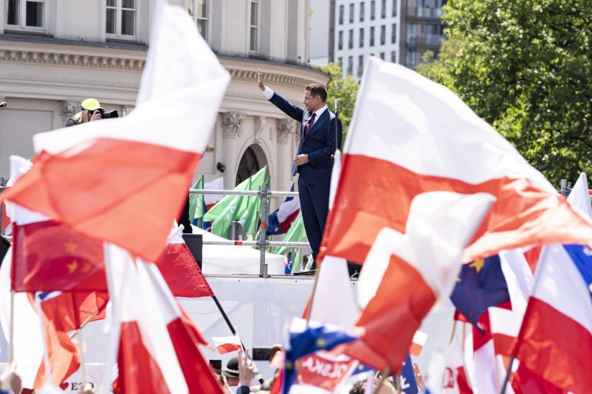 Polish presidential hopefuls rally supporters ahead of election