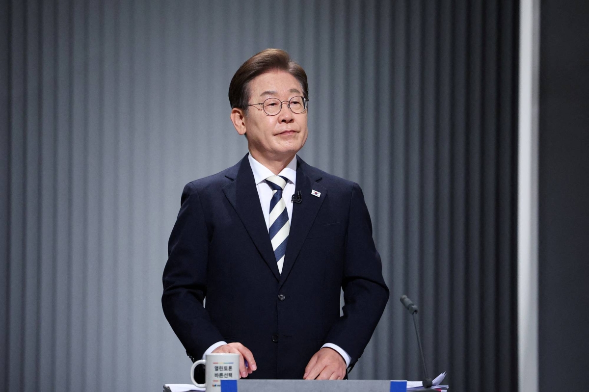 South Korea presidential front-runner Lee suggests extending U.S. tariff talks