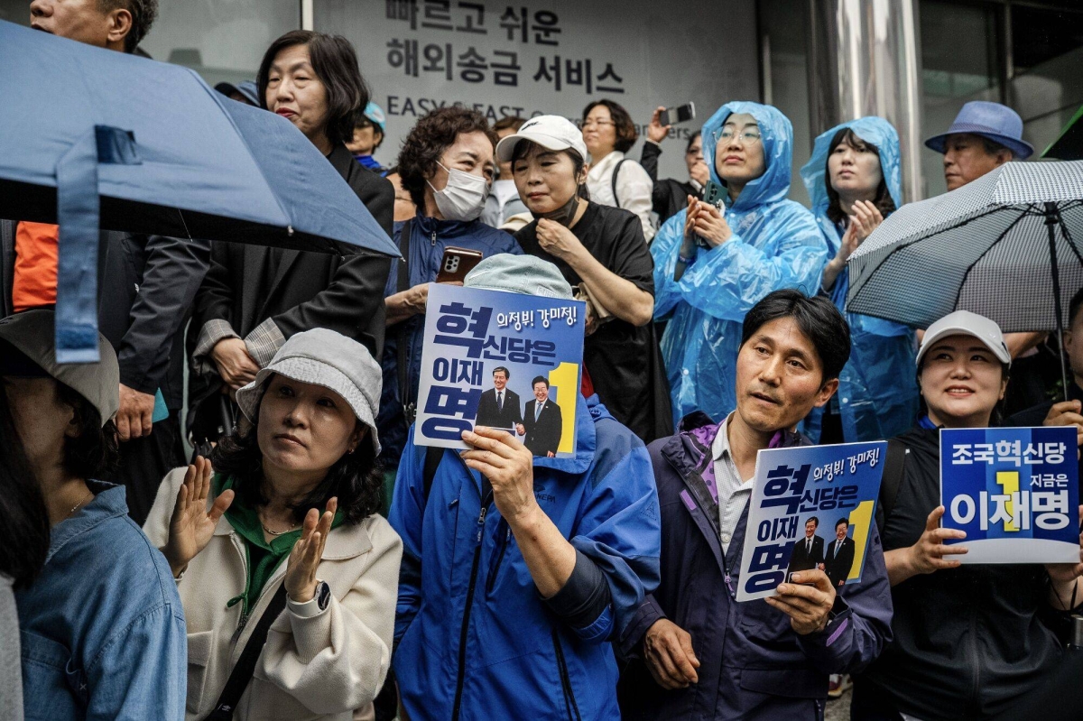 South Korea's liberal candidate Lee in the lead a week before presidential vote