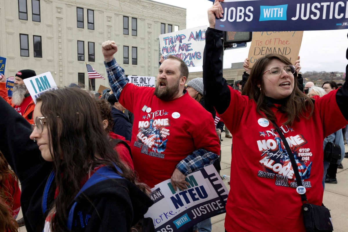 Trump's mass layoff threat drives U.S. government workers to resign