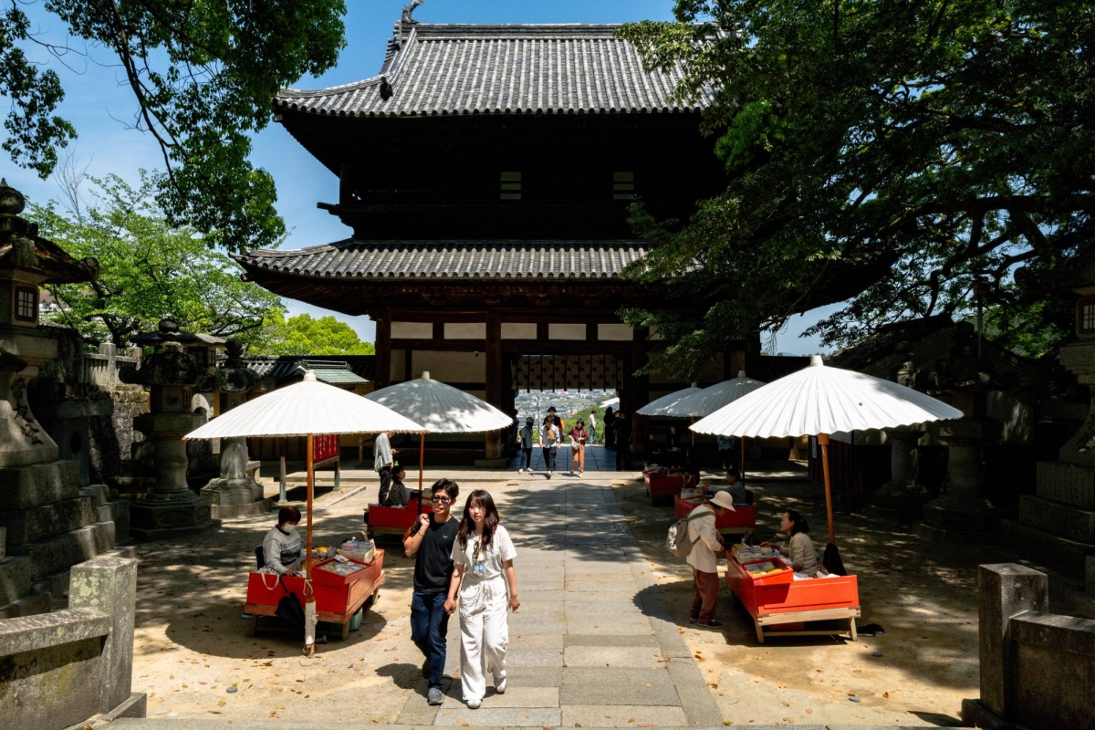 At a mountainside shrine, yuzu candy made by imperial decree
