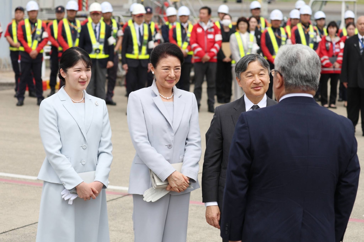 Emperor's family arrives in Okinawa