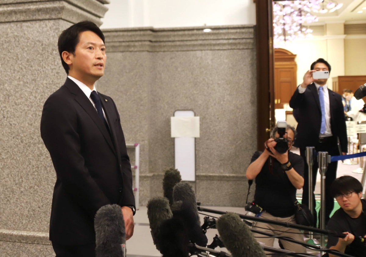 Hyogo Gov. Motohiko Saito to take 50% pay cut over info leak