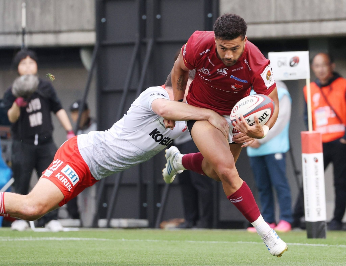 Mo'unga shrugs off broken hand to win Japanese title