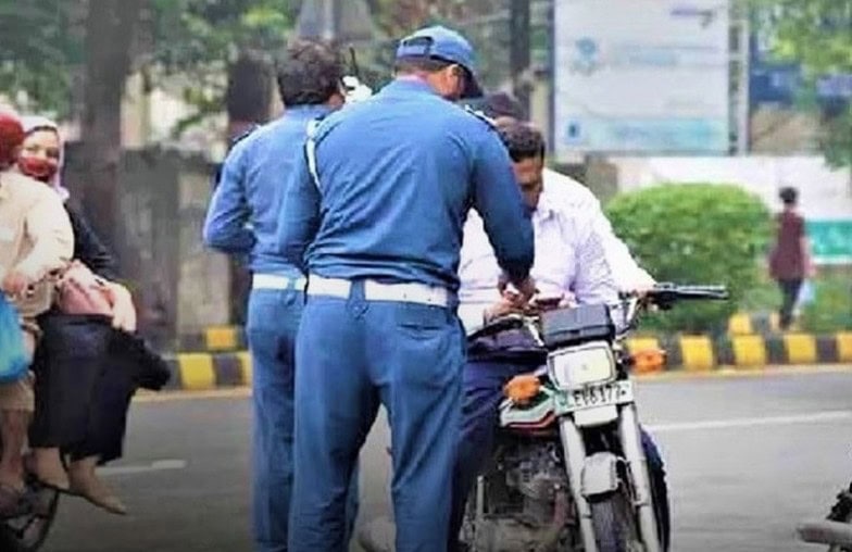Lahore Bikers On Traffic Police Radar Cops Flout Helmet Laws Openly