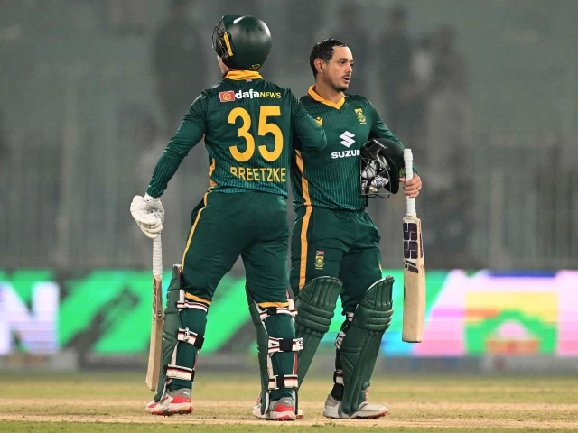 De Kock century helps South Africa beat Pakistan in second ODI | The Express Tribune