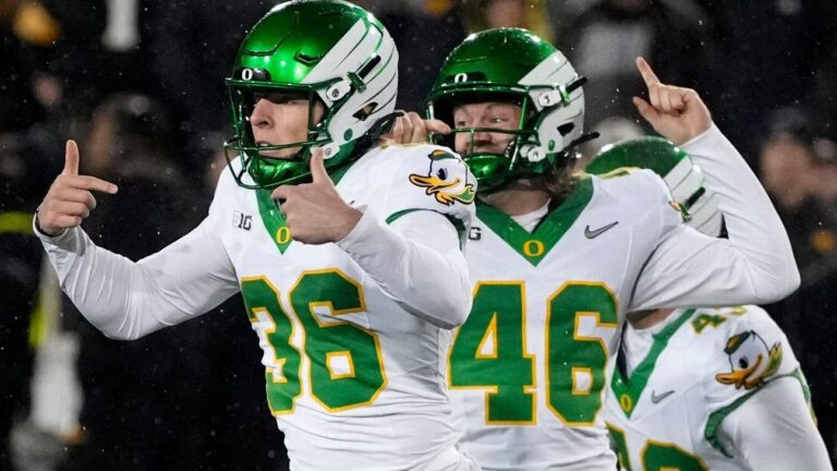 Ducks ignore ‘outside noise,’ improve CFP hopes