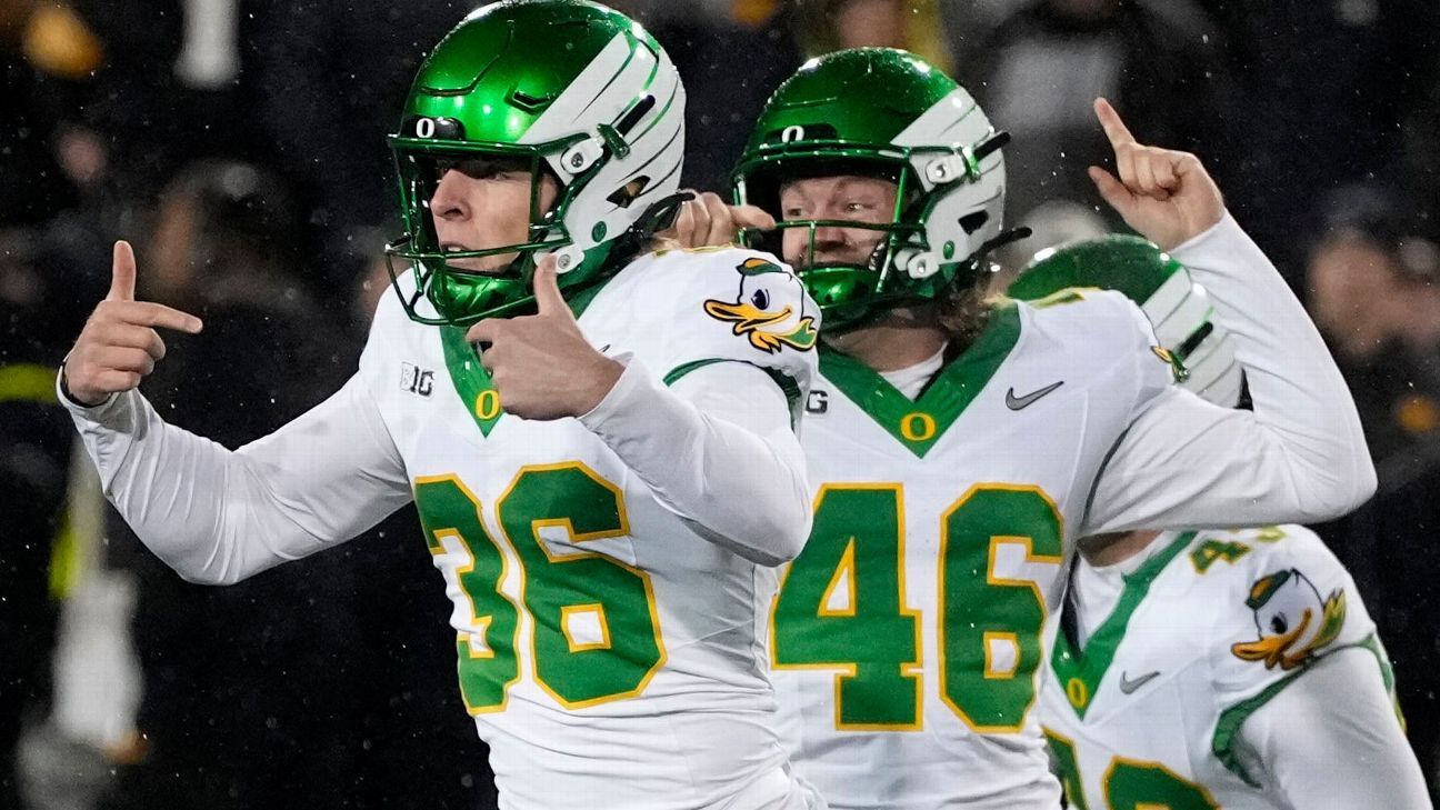 Ducks ignore ‘outside noise,’ improve CFP hopes