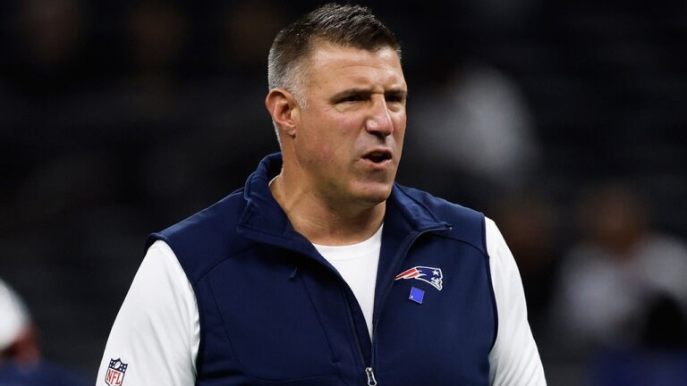 Mike Vrabel gives fiery response to radio host questioning red-hot Patriots’ ‘joke’ strength of schedule