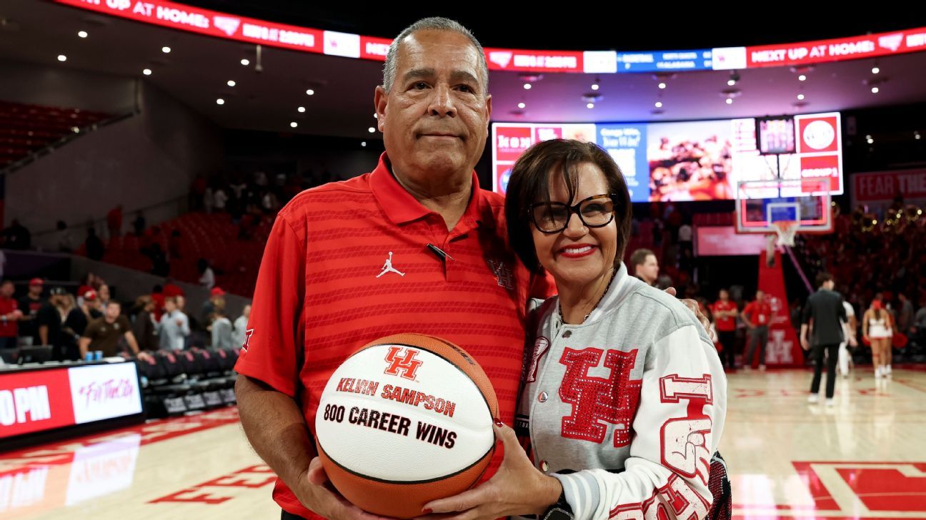 Sampson joins 800-win club as Houston coasts