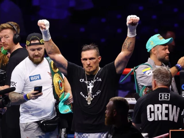 Usyk vacates WBO heavyweight title | The Express Tribune
