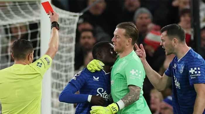 Why was Everton's Gueye sent off during Manchester United clash?