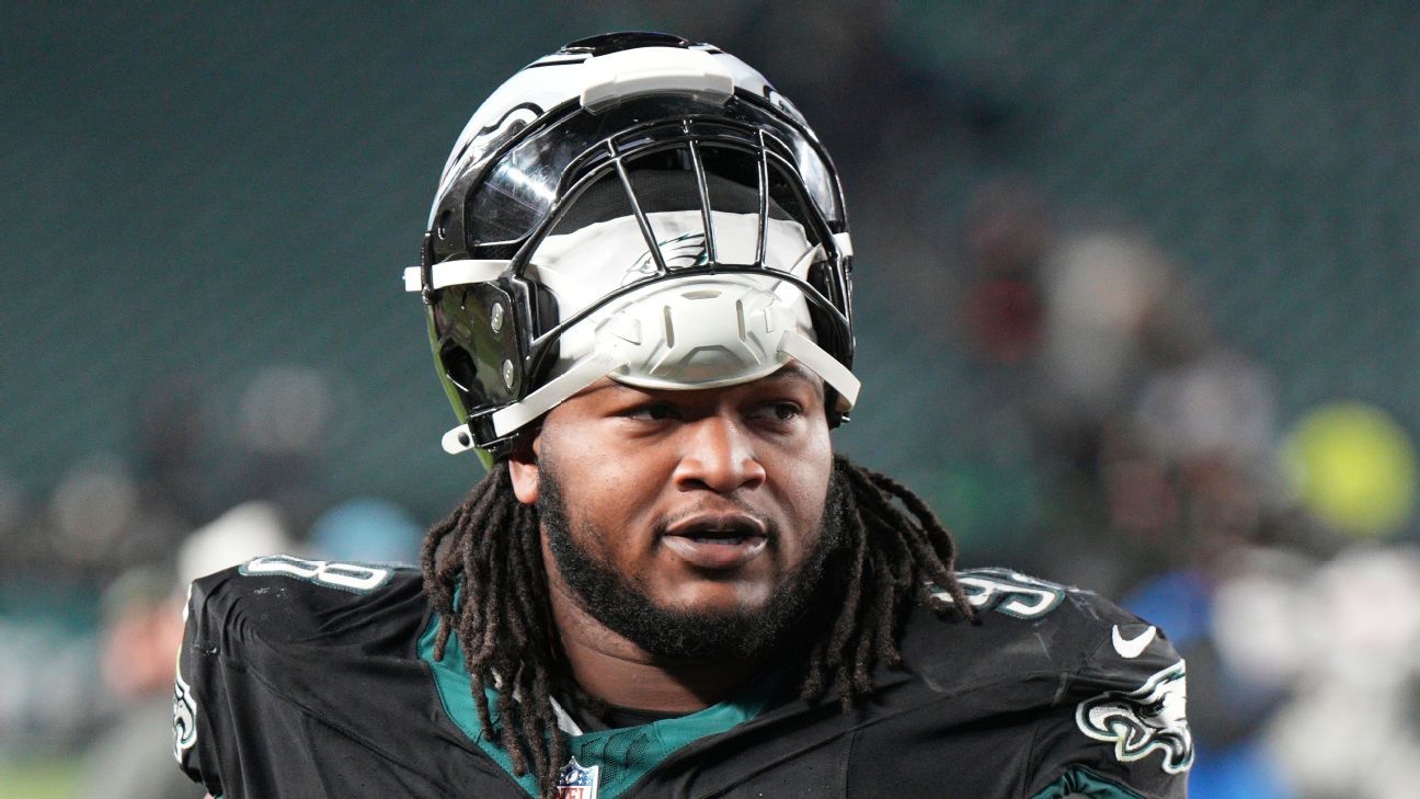 Eagles DT Carter out after procedure, sources say