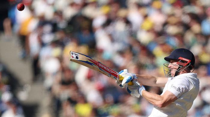 England snap 15-year losing streak to win chaotic 4th Ashes Test