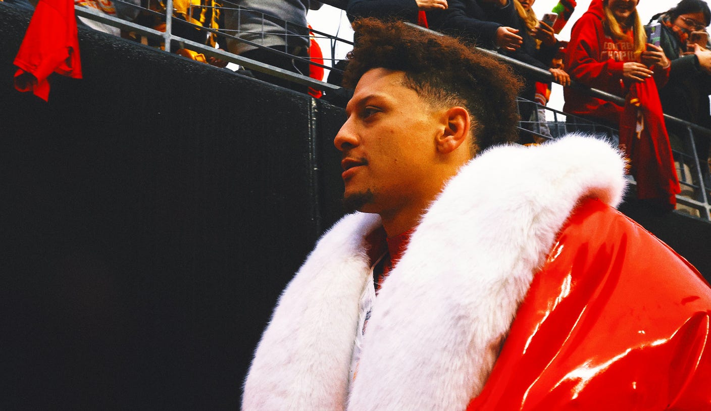 Getting in the Holiday Spirit: Star QBs Dish Out Gifts to Offensive Linemen, Fans