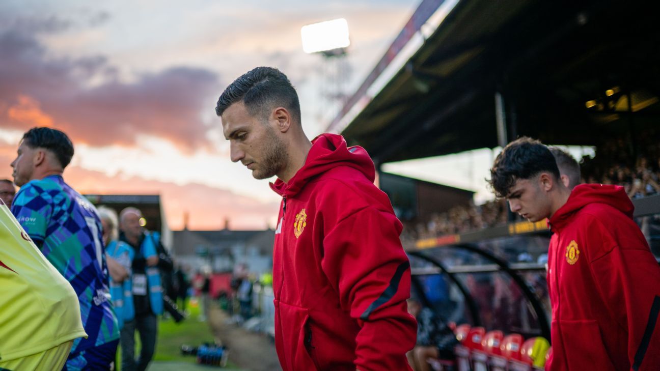 Transfer rumors, news: Real Madrid target Man United’s Dalot