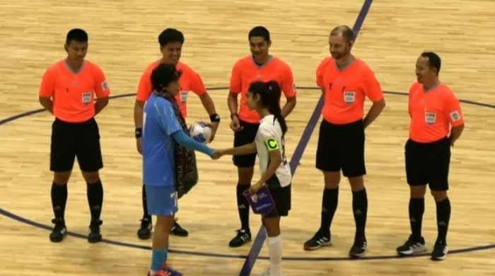 Pakistan, India women's futsal captains share rare handshake moment