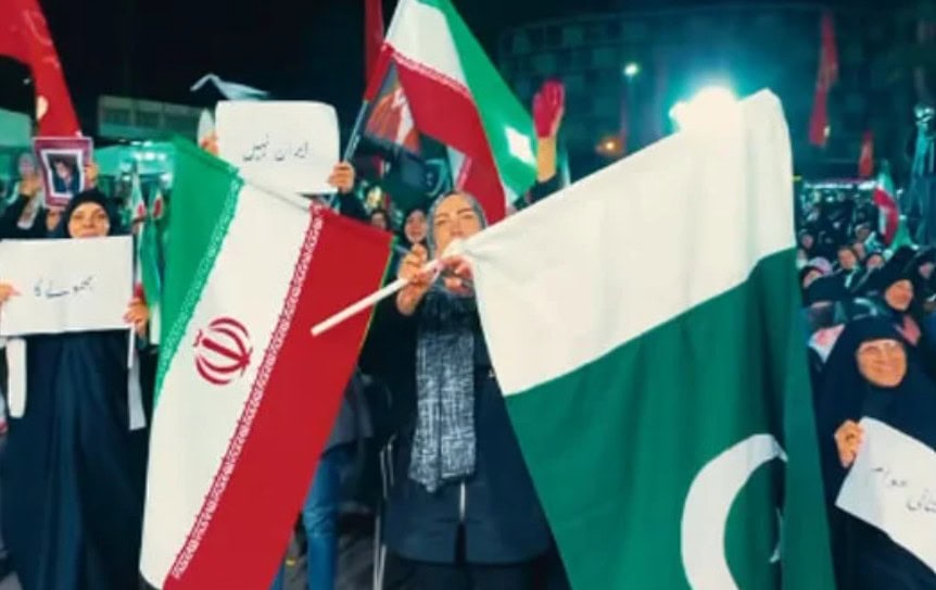 Iranian women wave Pakistani Flag at Tehran Rally as war with US continues (VIDEO)