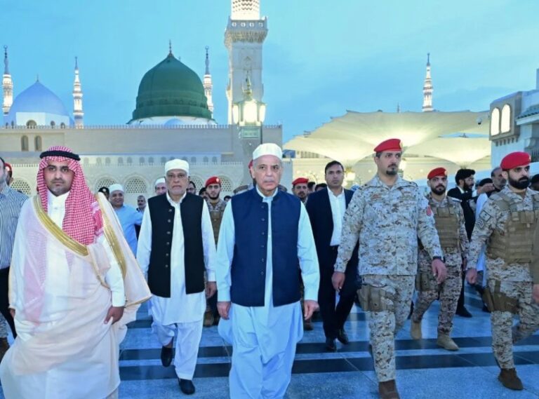 Pm Shehbaz Pays Respect At Masjid E Nabwi Saw After Meeting Mbs