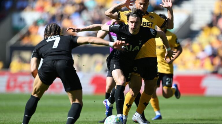 Premier League live updates: Tottenham face Wolves; Liverpool take on Palace