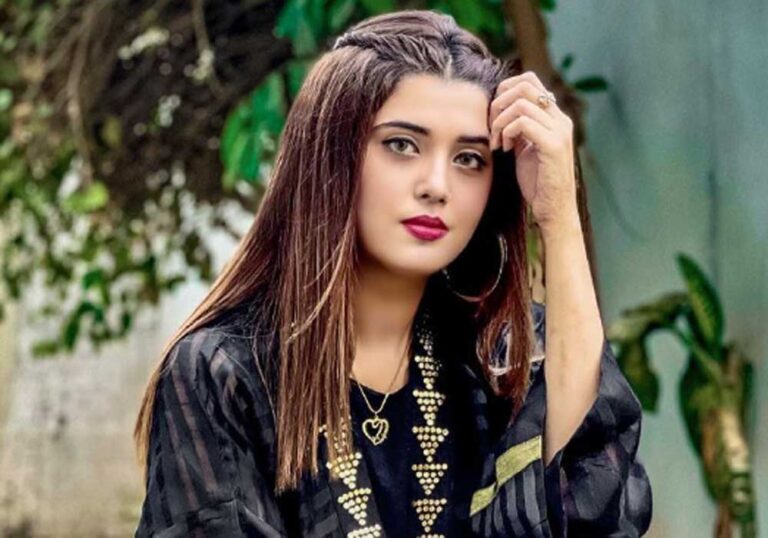 Kanwal Aftab Faces Backlash Over Makeup Debate During Hajj Journey