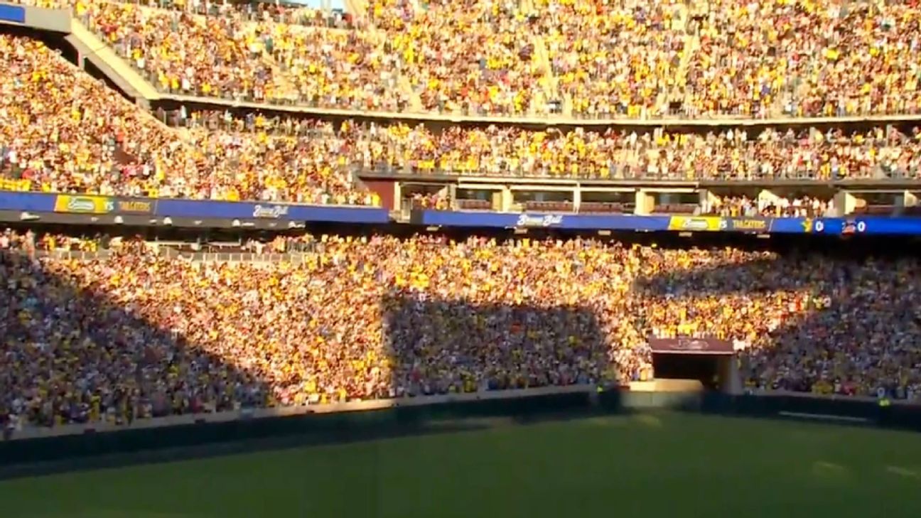 Savannah Bananas play in front of 102,000 fans